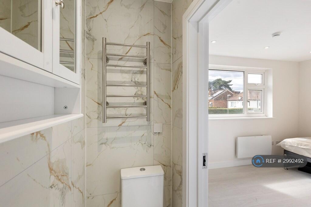 Apartment in Kingston upon Thames - More