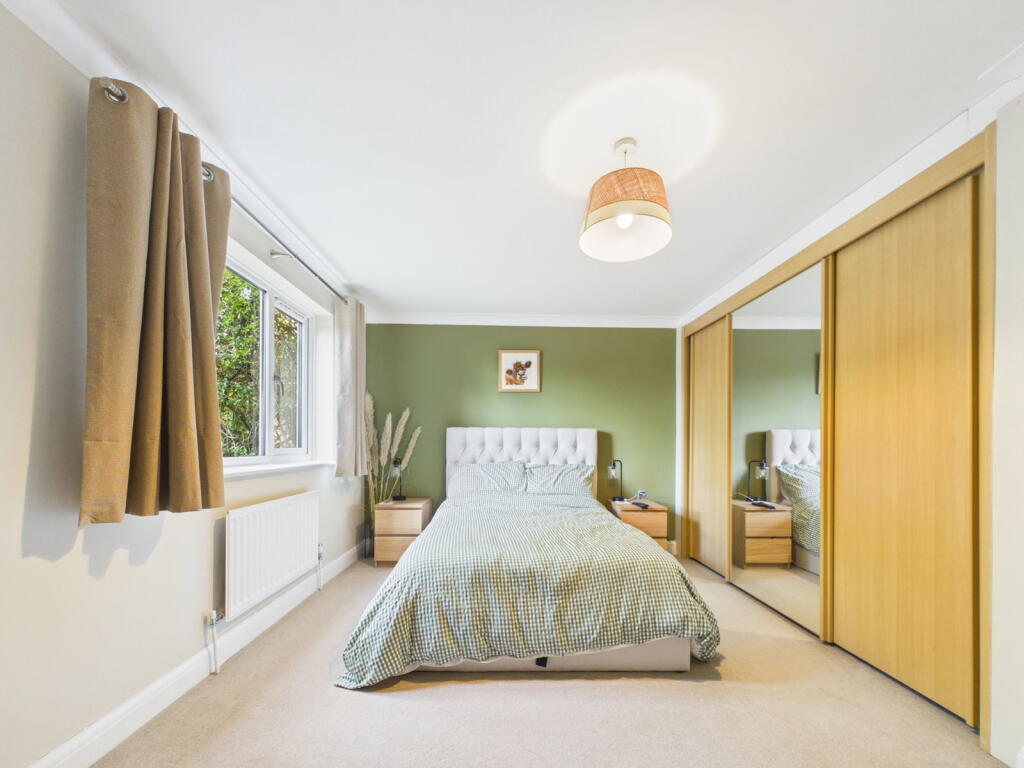 Apartment in Slough - More