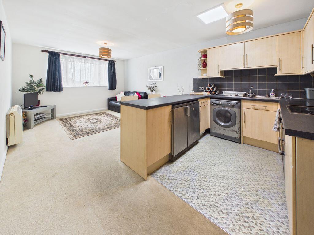 Apartment in Tandridge, Caterham-on-the-Hill - View 2