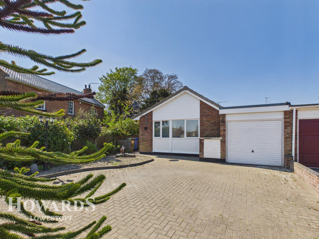 2-bed detached on Whitton Close, Lowestoft, £260,000