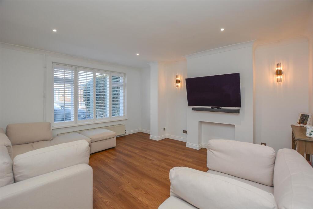Long Ridings Avenue, Hutton, Brentwood photo 2