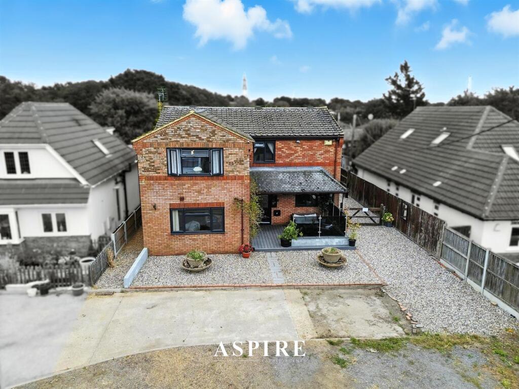 5-bed detached on South Hanningfield Way, Runwell, Wickford, £700,000