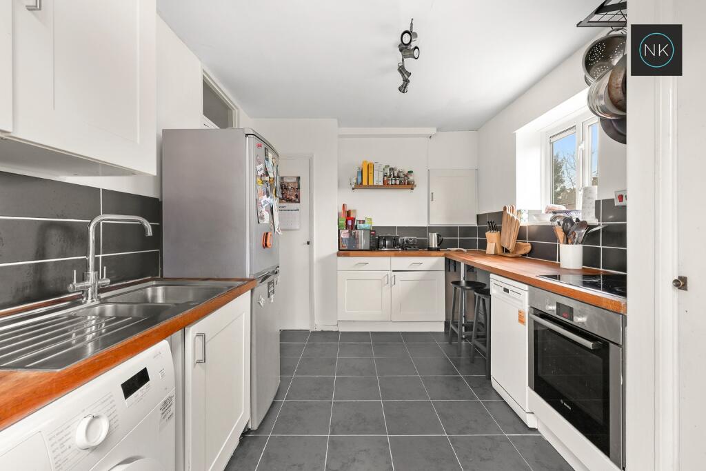 Priory Close, Churchfields, South Woodford, London, E18 2QT photo 3