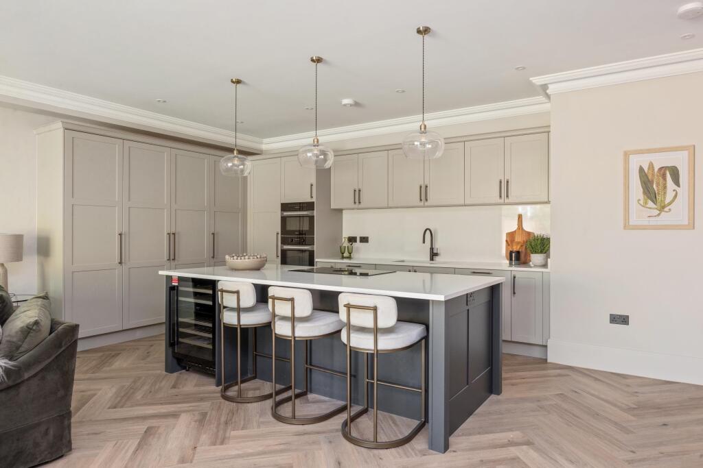 Apartment in Elmbridge, Oxshott - View 3