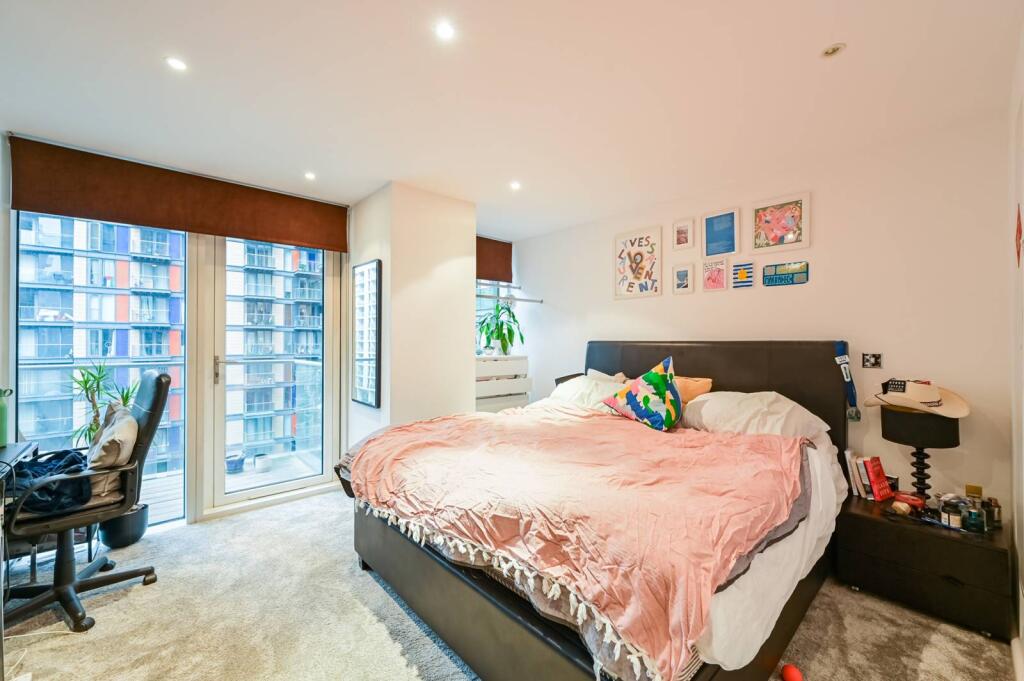 2-bed flat on Ability Place, Canary Wharf, London, E14, £500,000