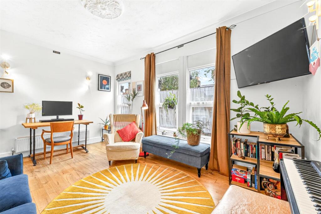 Apartment in London, Leyton - More