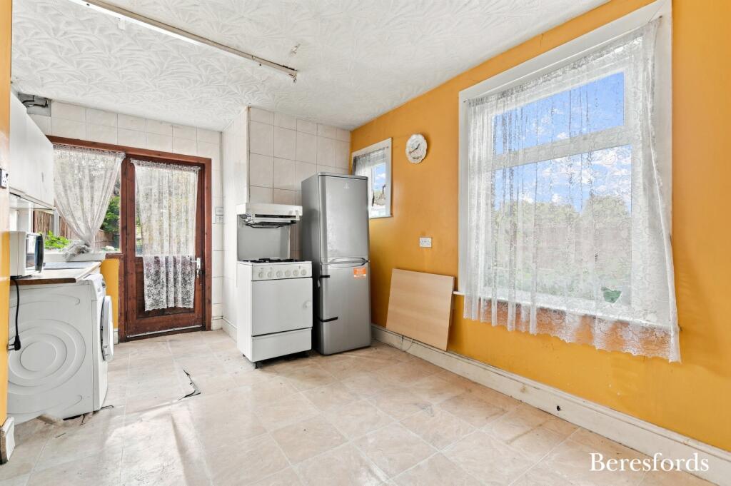 House in London, Rush Green - View 4