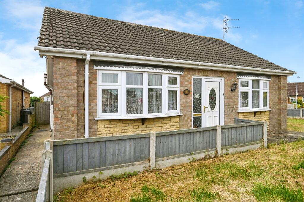 2-bed bungalow on Johnson Way, Burgh Le Marsh, Skegness, £185,000