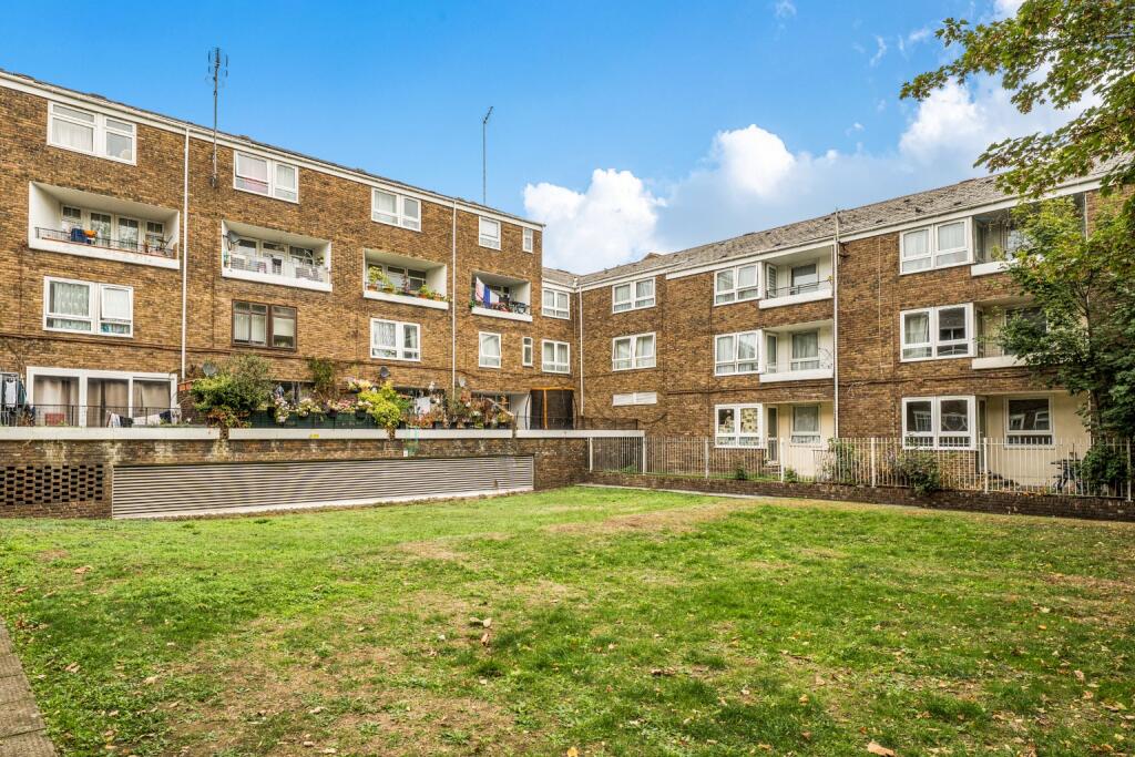 3-bed flat on Gough Walk, Canary Wharf, E14, £365,000