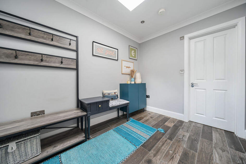 House in Elmbridge, Hersham - More