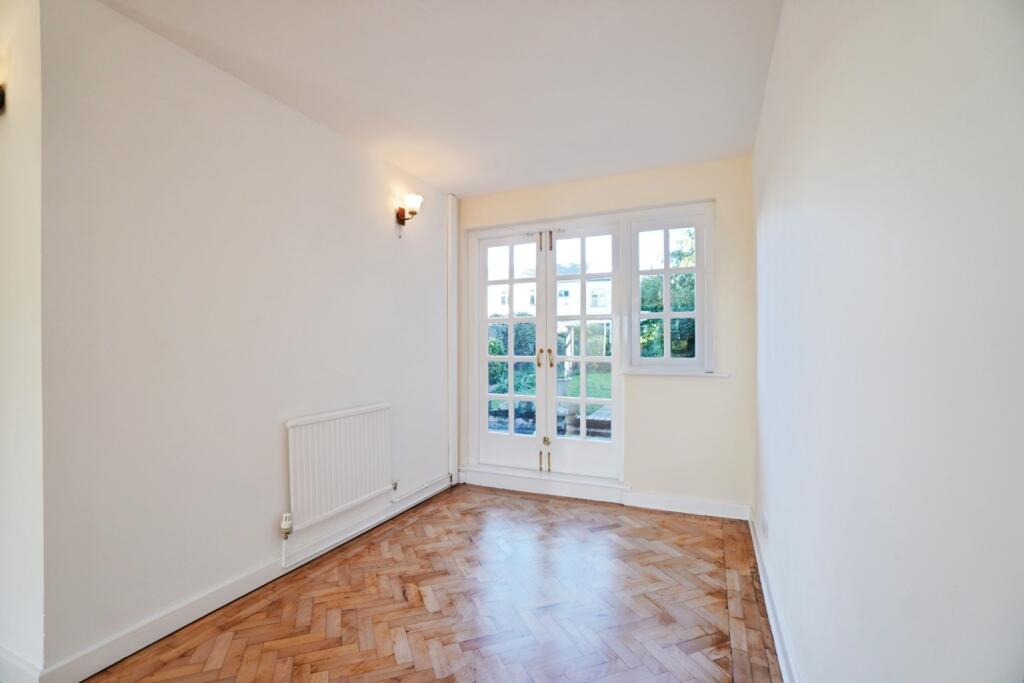 Large Garden & Garage, sold with no upward chain on London Road photo 3