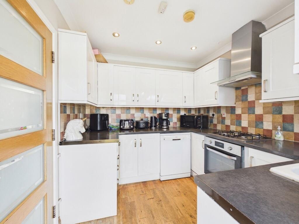 Whitby Road, Ruislip, HA4 photo 2