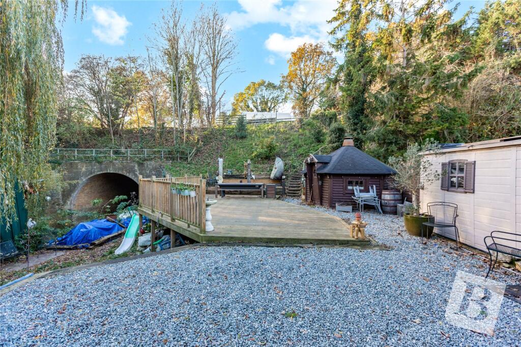Berkeley Drive, Hornchurch, RM11 photo 3
