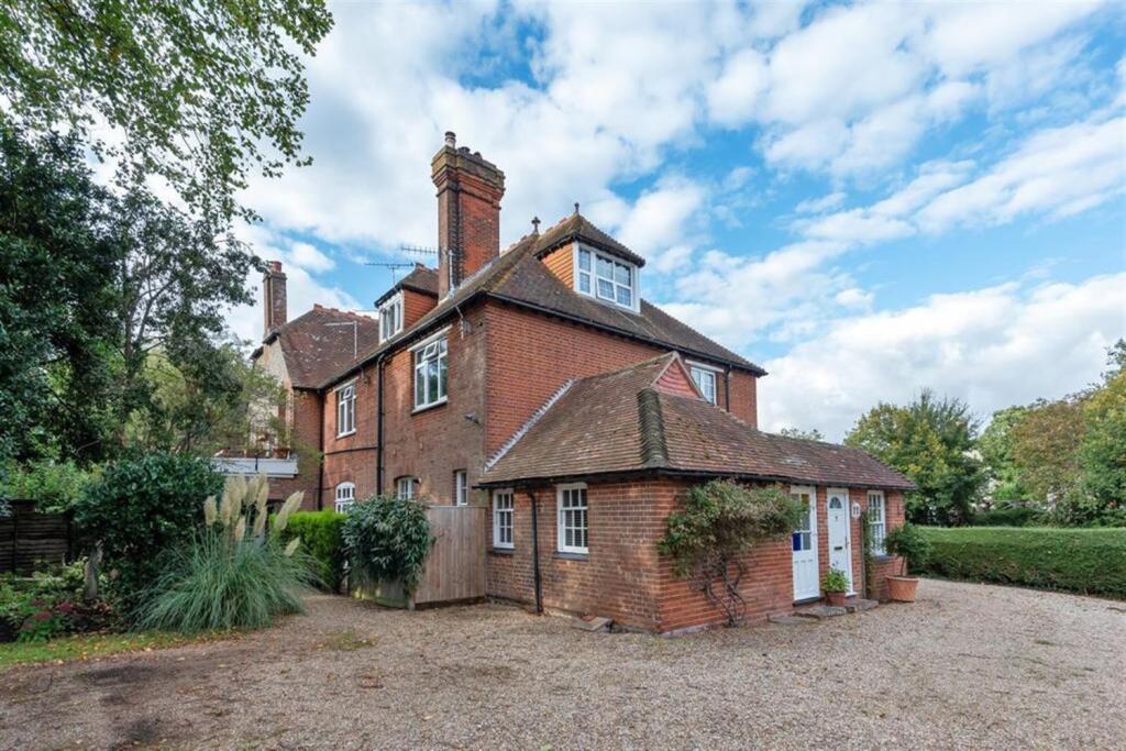 Main image of property: Walton House, Walton Lane, Bosham, PO18