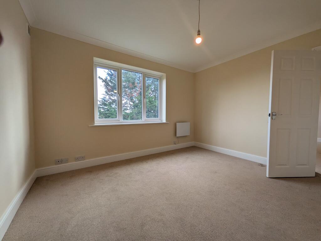 Apartment in Redhill, Earlswood - View 4