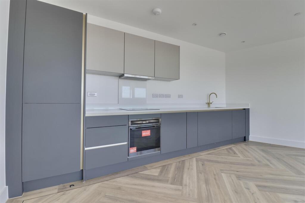 Apartment in Portsmouth, Southsea - View 3