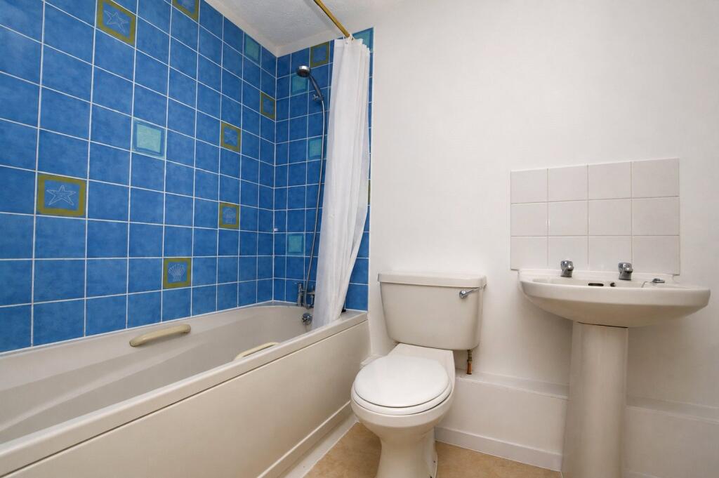Apartment in Redhill, Earlswood - View 5