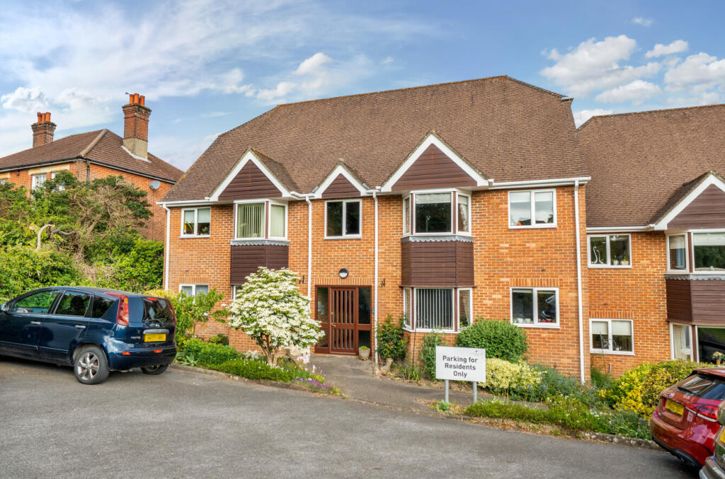 2-bed house on Ellingham Close, Alresford, Hampshire, SO24, £150,000