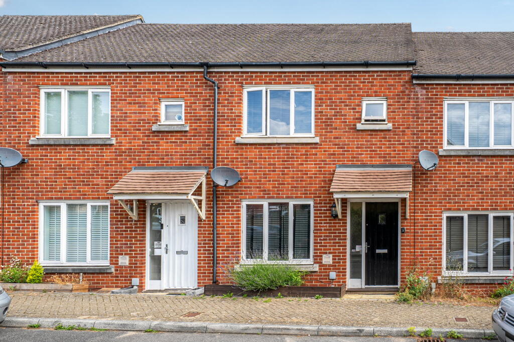 2-bed terraced on Basswood Drive, Basingstoke RG24 9SW, £300,000