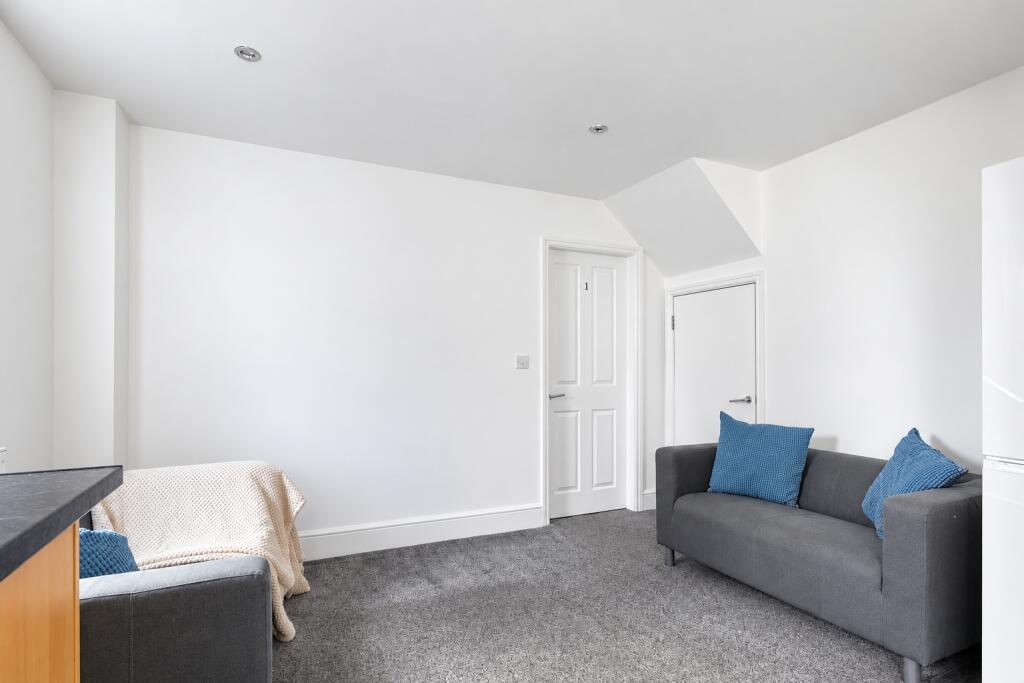 House in Nottingham, Nottinghamshire - View 4
