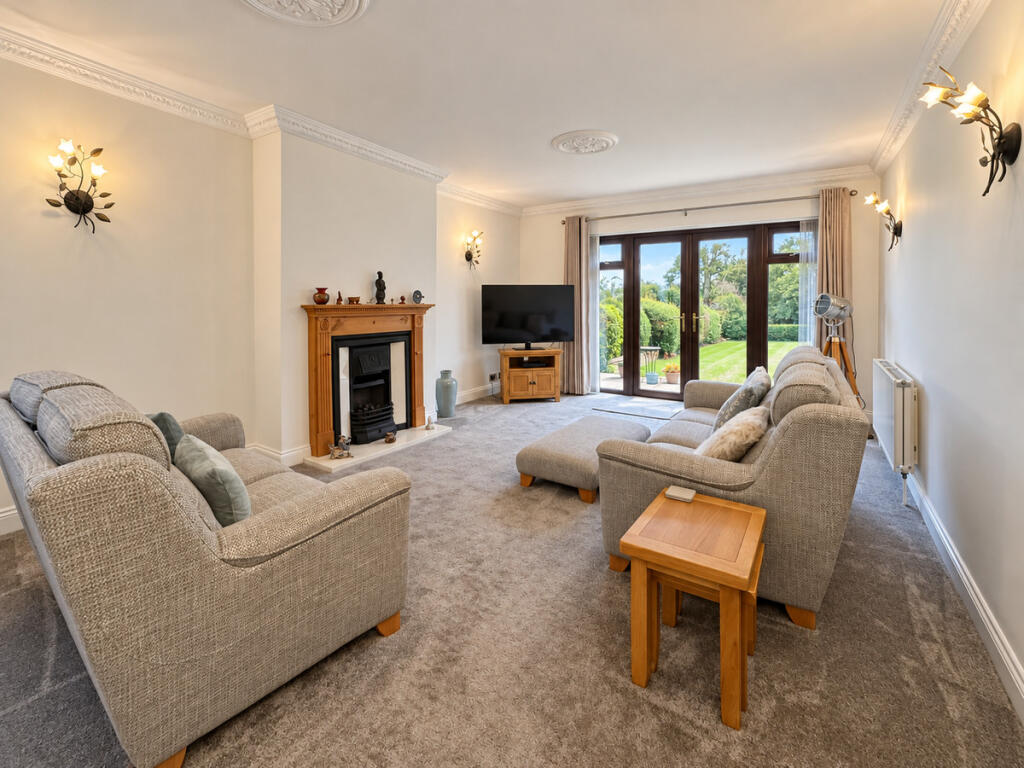 House in Rochford, Hawkwell - More