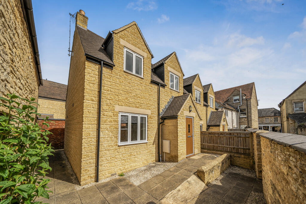 Main image of property: High Street, Witney, OX28