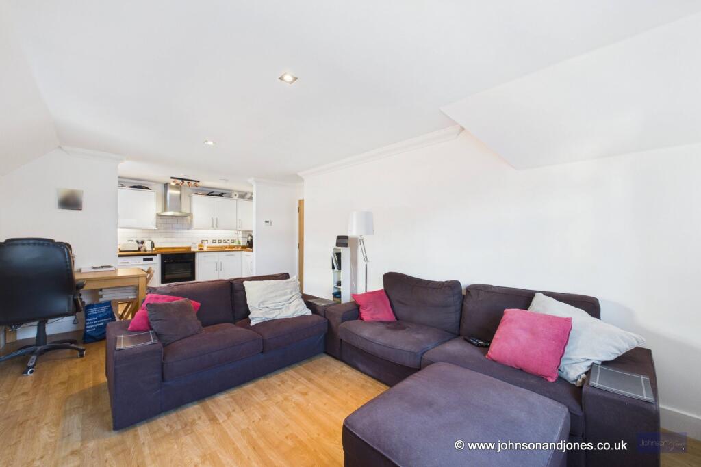 Apartment in Runnymede, Chertsey - More