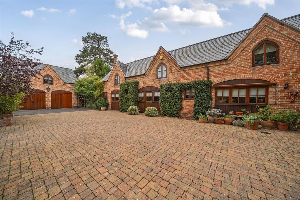 Main image of property: The Avenue, Bishopton, Stratford-upon-Avon, CV37 0RH