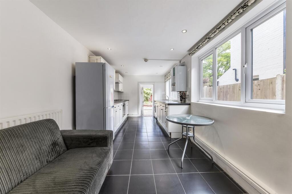 House in London, Bells Gardens Estate, Peckham - More