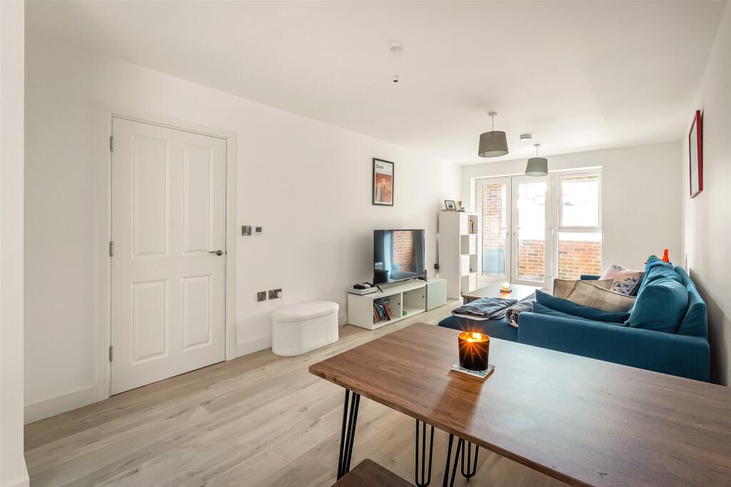 Station Road, Leatherhead, Surrey, KT22 photo 3