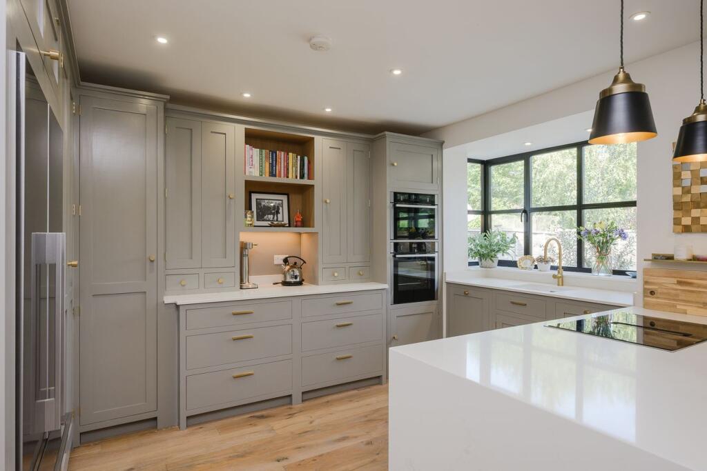 House in Kingston upon Thames - More