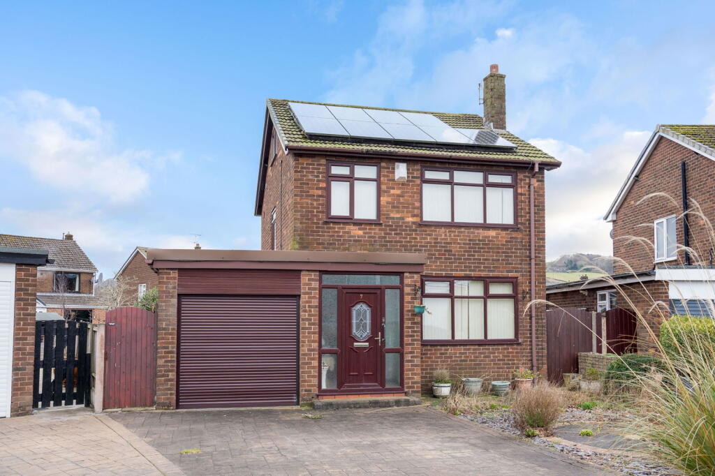 3-bed detached on Ridge Close, Hadfield, GLOSSOP, SK13 2EA, £285,000