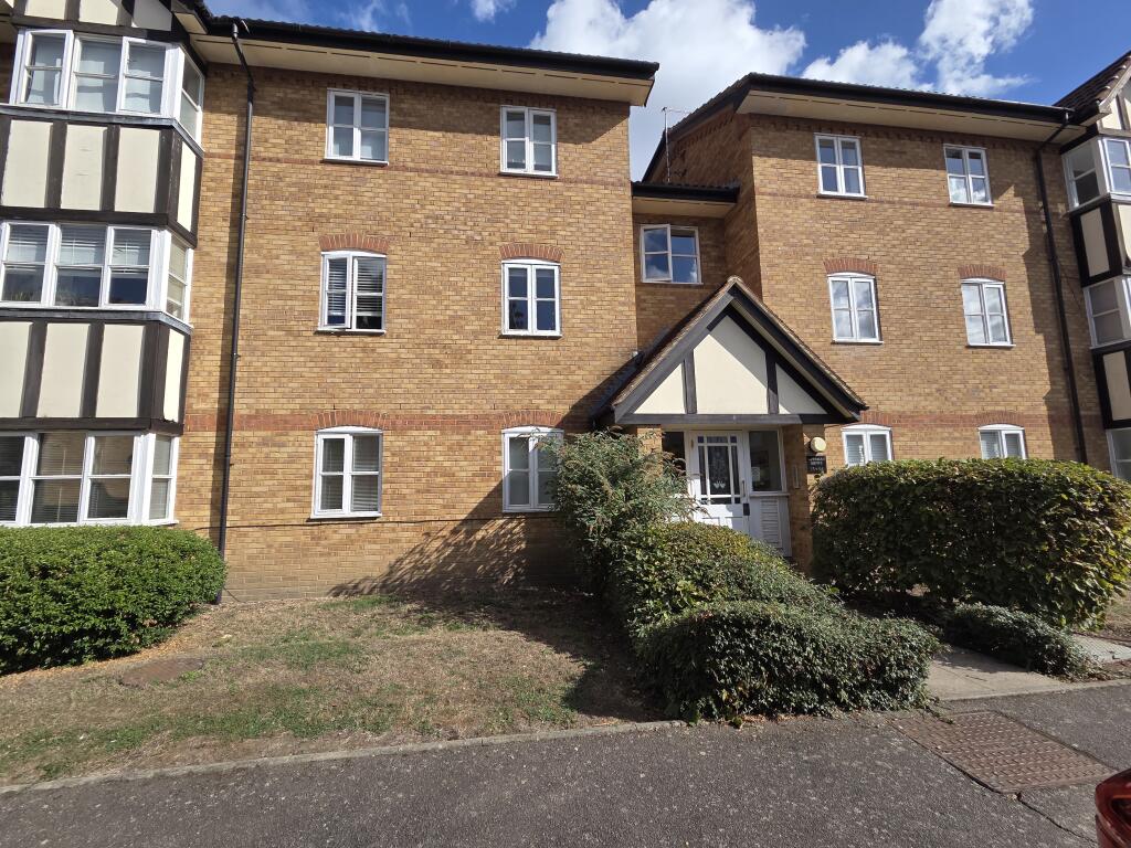 2-bed flat on Artesian Grove, Barnet, £299,000