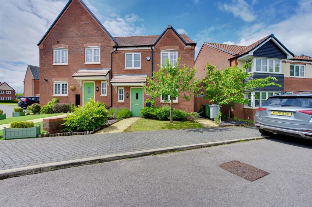 4-bed semi-detached on Oak Tree Avenue, Congleton, CW12, £295,000