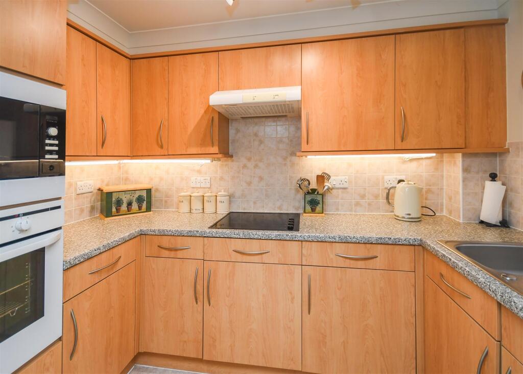 28 Wombrook Court, Wombourne, Wolverhampton photo 4