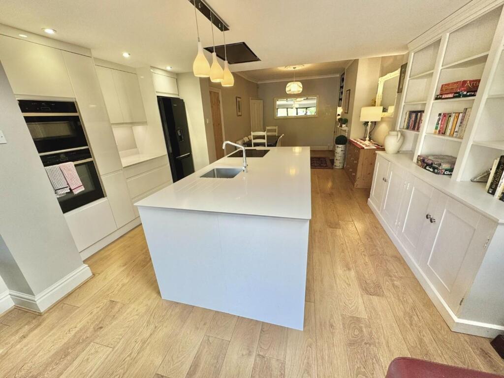 South Oak Lane, Wilmslow, SK9 photo 3