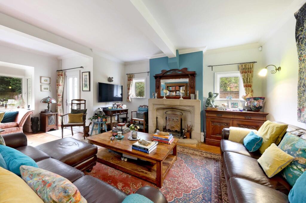 House in Knotty Green, Beaconsfield New Town, Beaconsfield - More