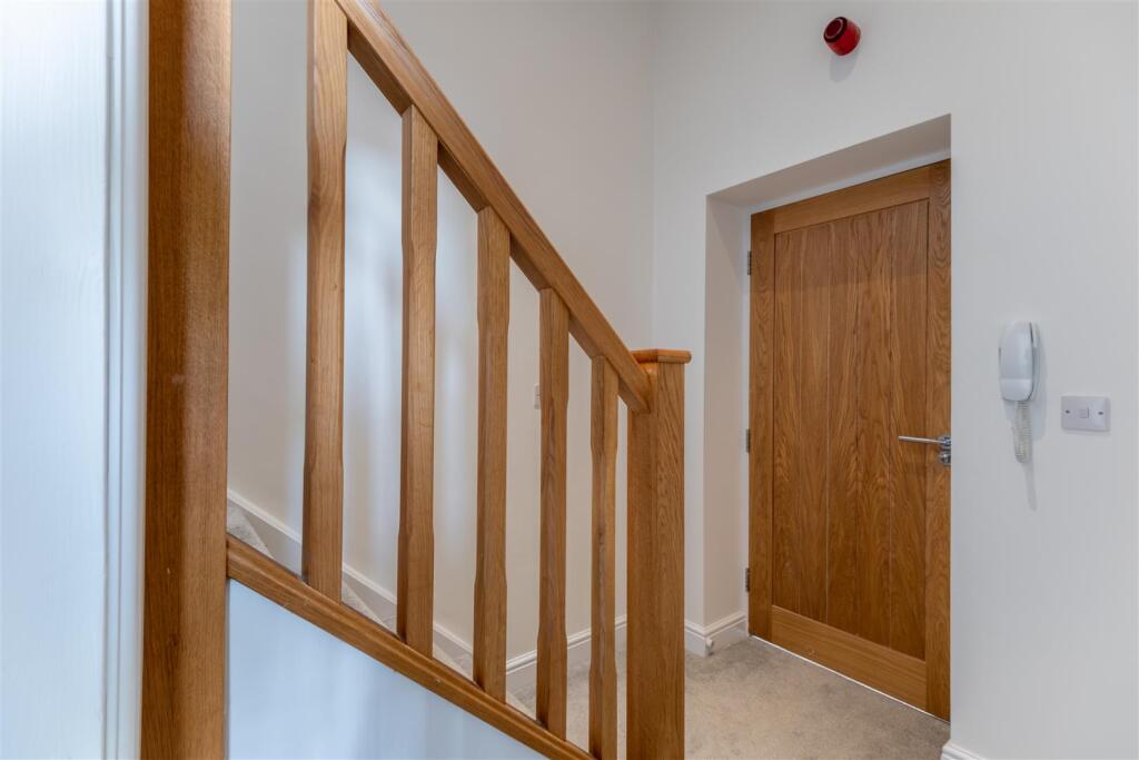 An individually designed, First Floor, duplex apartment in Oakmere photo 3