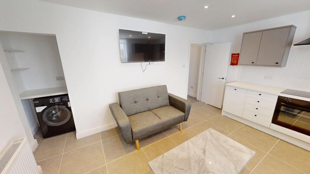 5 bedroom terraced house for rent