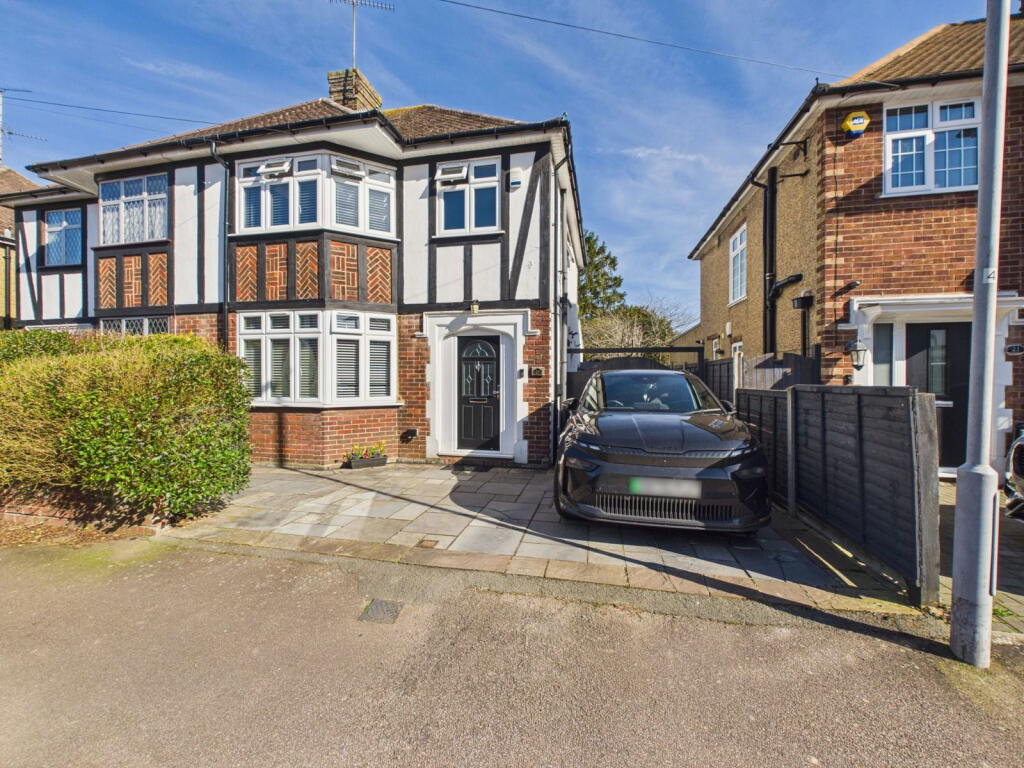 Main image of property: Rosslyn Crescent, Luton, LU3 2AT