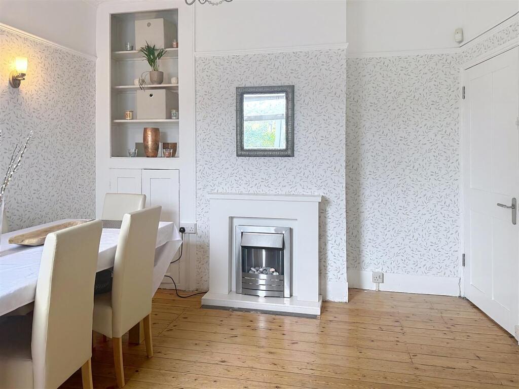 House in London, Collier Row - More