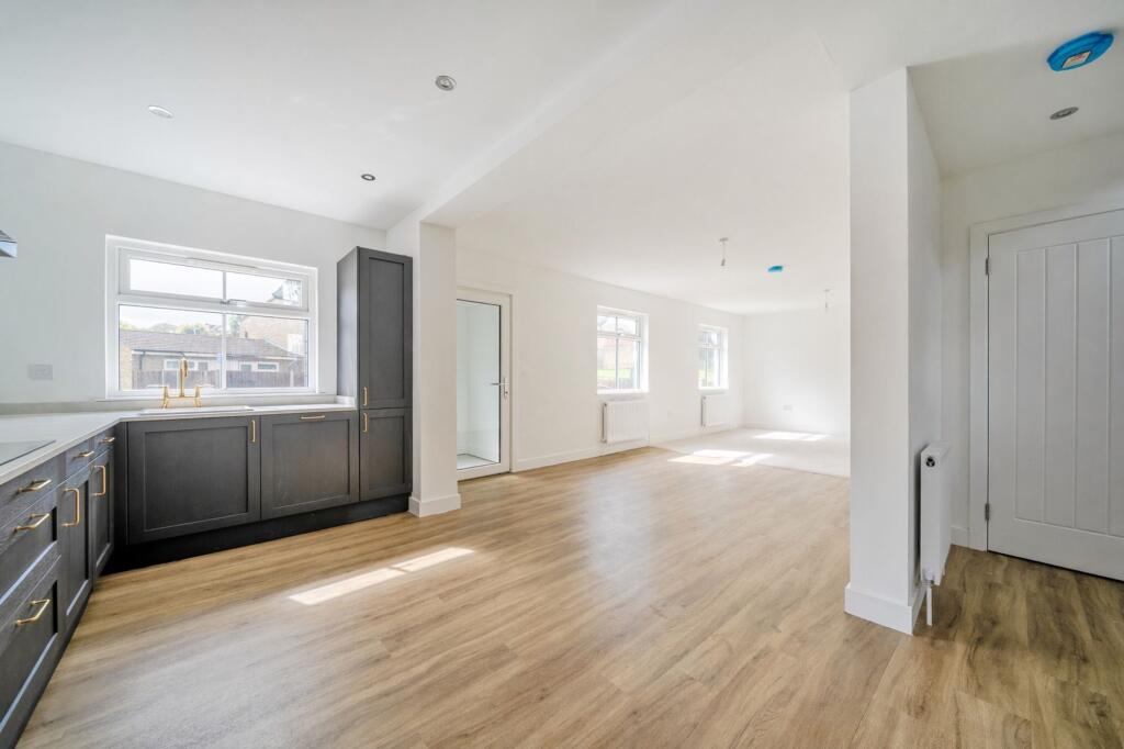 House in Chatham, Luton - View 6