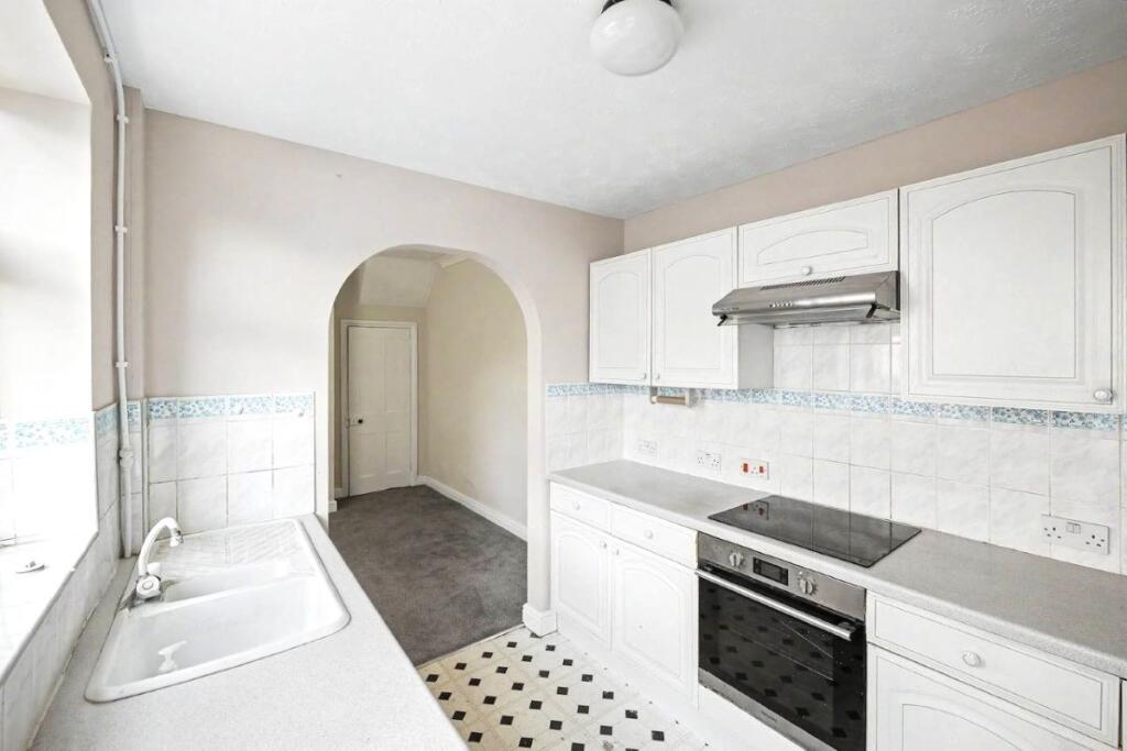 House in Eastleigh, Netley Hill, Hedge End - More
