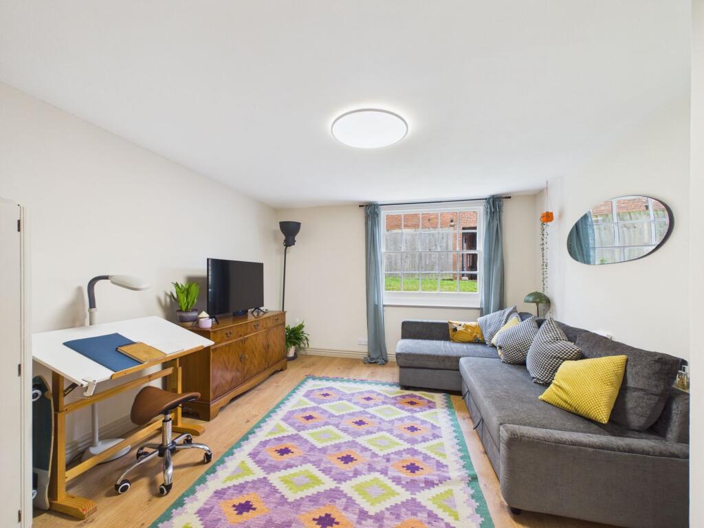 Apartment in Gloucester - View 2