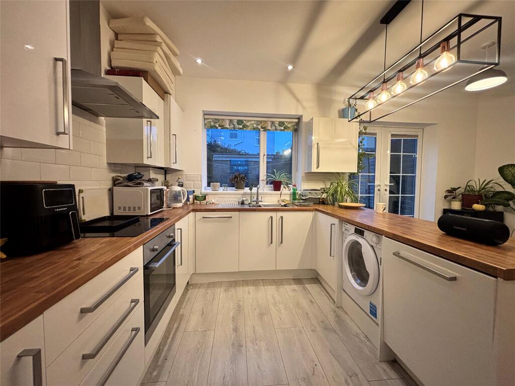 Main image of property: Double Room 1 Derrick Road, Bristol, Gloucestershire, BS15