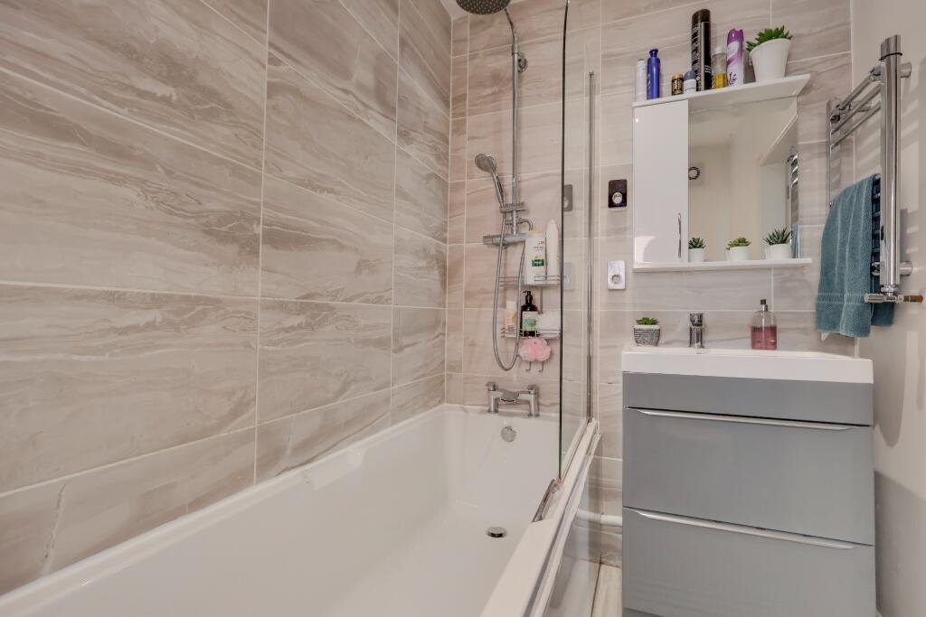 House in Southampton, Waterside Park, Woolston - More