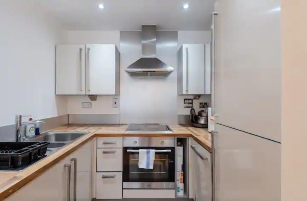 Main image of property: Proton Tower, Blackwall Way, Canary Wharf