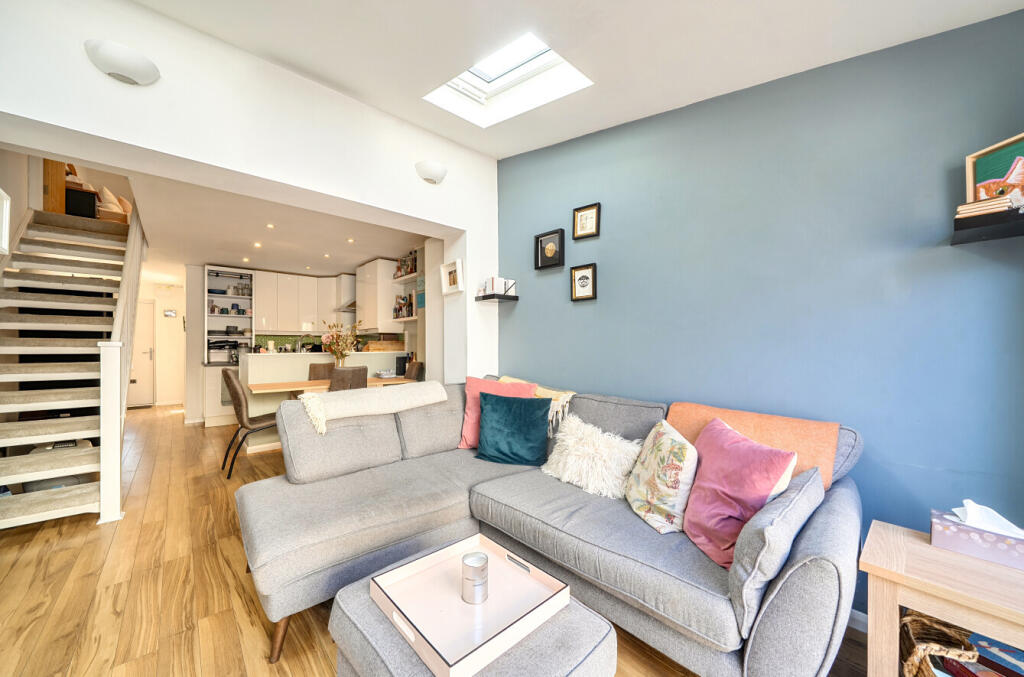 House in Elmbridge, Molesey - More