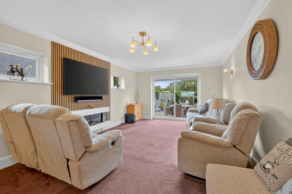 House in Basildon, Bowers Gifford and North Benfleet - View 5