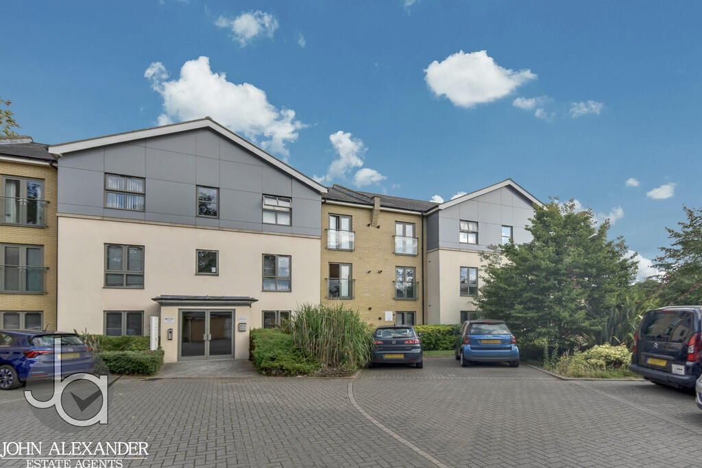 2-bed flat on Bradman Court , Circular Road East, Colchester, £170,000